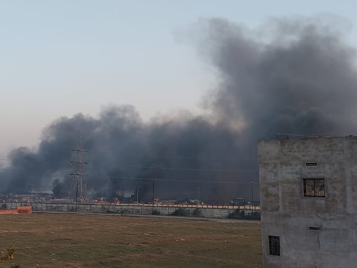 बवाल के बाद उठता धुआं।