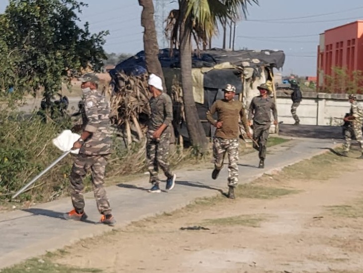 को दौड़ाते सुरक्षा बल के जवान