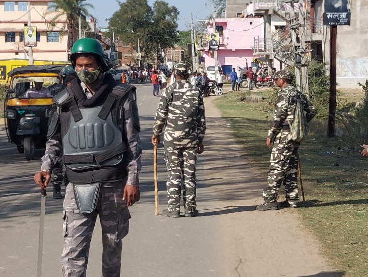 भीड़ को रोकने के लिए तैनात जवान।