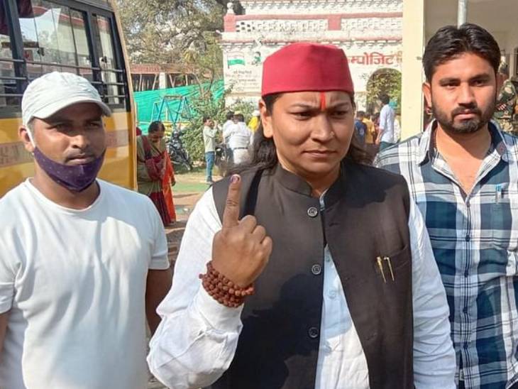 कैंट विधानसभा से सपा प्रत्याशी पूजा यादव ने मतदान किया।