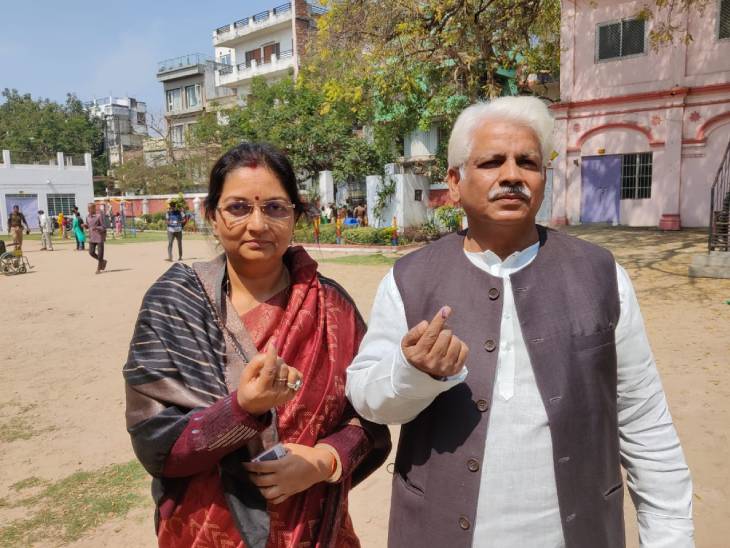 संकटमोचन मंदिर के महंत प्रो. विश्वम्भरनाथ मिश्र ने अपनी पत्नी के साथ वोट डाला।