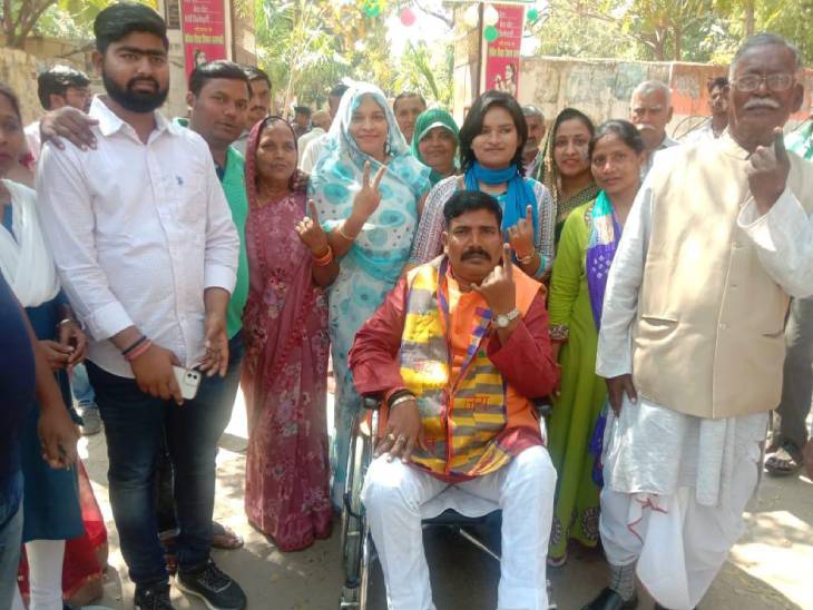 सेवापुरी विधायक और बीजेपी प्रत्याशी नीलरतन सिंह पटेल उर्फ नीलू शाहंशाहपुर बूथ में अपने परिवार के साथ मतदान करने पहुंचे।