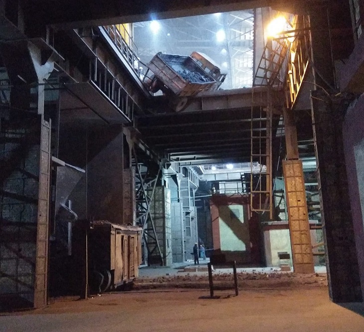 भिलाई स्टील प्लांट में हादसा, एक की मौत, 4 घायल रेलिंग तोड़ते हुए लटका ट्रक।