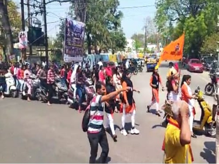 हिंदूवादी संगठनों ने मिलकर रैली निकालकर विरोध-प्रदर्शन किया