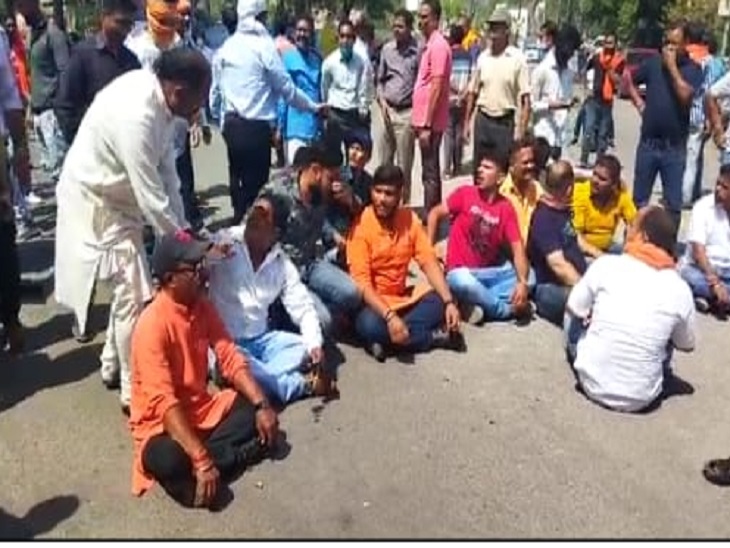 हत्यारों को संरक्षण देने का आरोप लगाते हुए थाने के सामने बैठकर नारेबाजी करने लगे