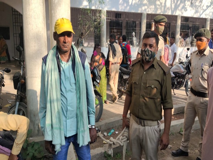 पुलिस हिरासत में मुखिया। - Dainik Bhaskar