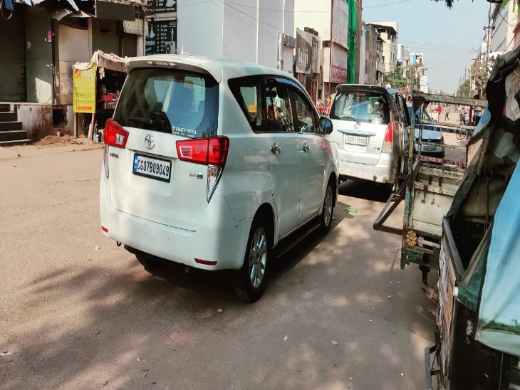 इन गाड़ियों में आए अफसर।