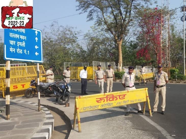विधानसभा के चारों ओर पुलिस ने सुरक्षा के कड़े इंतजाम कर रखे हैं।