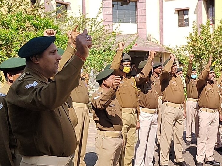 नारेबाजी करते पुलिस के जवान।