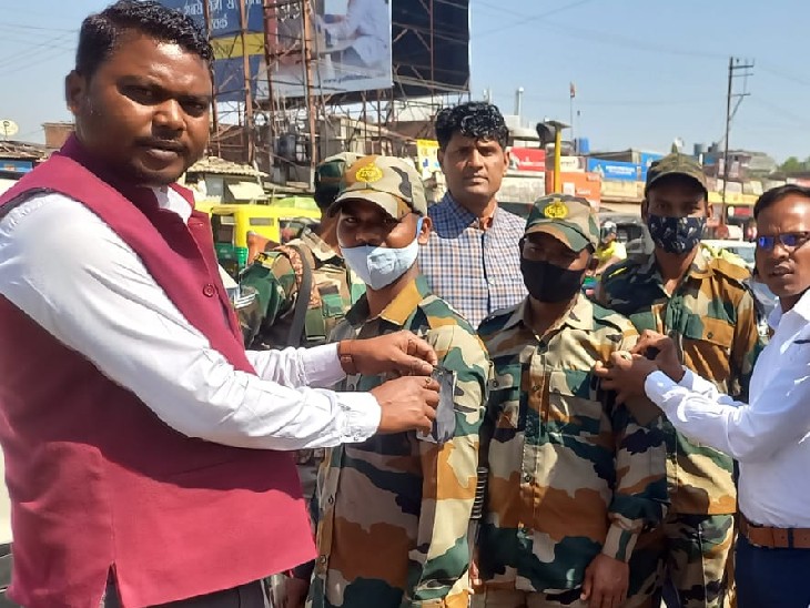 पुलिस कर्मियों को काला बिल्ला लगाते एसोसिएशन के लोग।