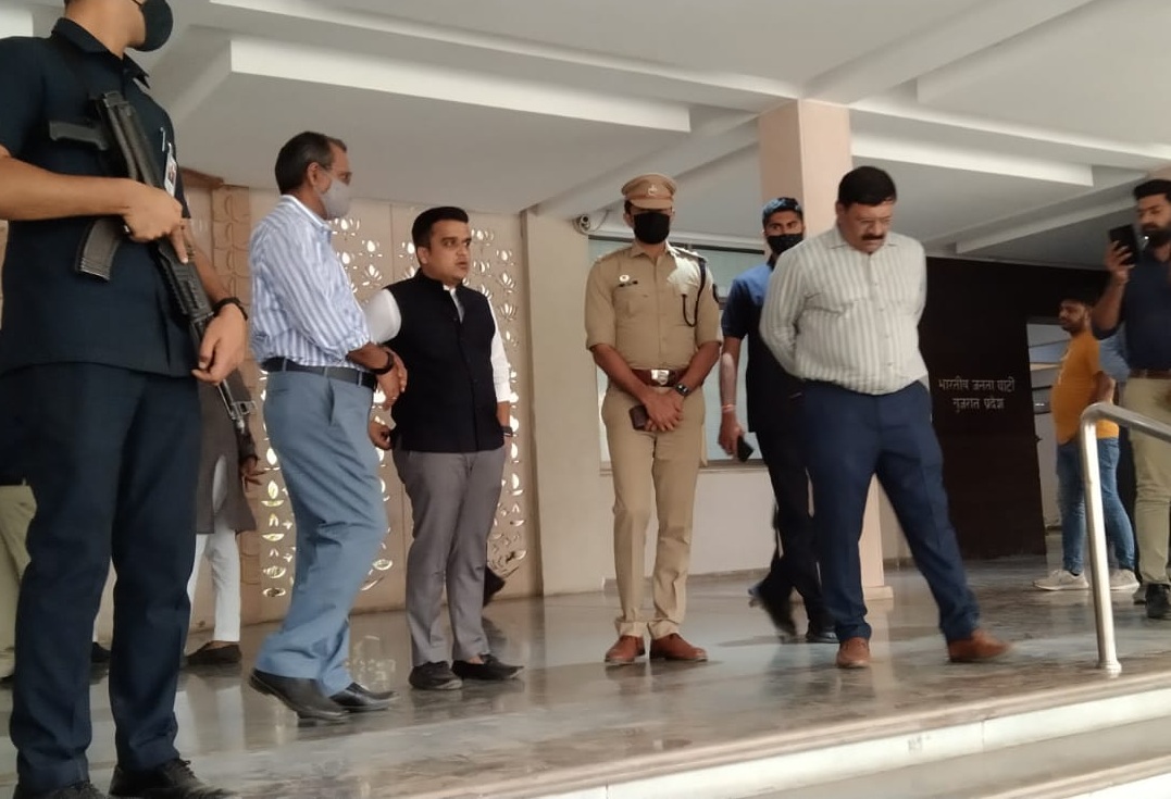 भाजपा के प्रदेश कार्यालय 'कमलम' में सुरक्षा व्यवस्था का जायजा लेते हुए गृह राज्य मंत्री हर्ष संघवी।