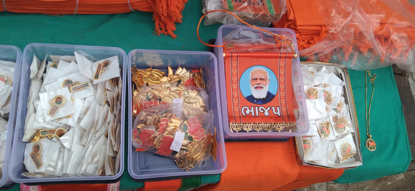 कार्यालय के बाहर भाजपा के स्कार्फ के साथ लॉकेट और मंगलसूत्र की भी बिक्री।