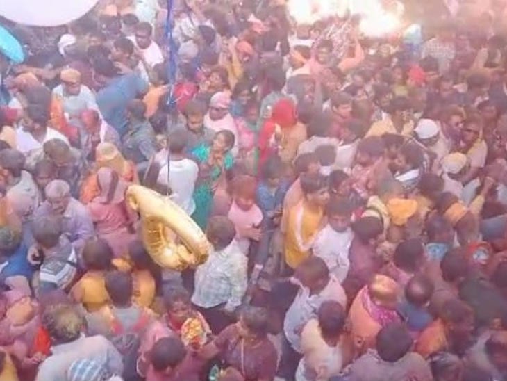 बरसाने की रंगीली गली में लट्ठमार होली खेलने के लिए इकट्ठे हुए लोग।