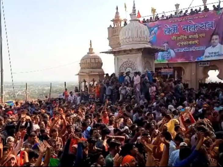 बरसाने के राधा मंदिर पर लोग रंग गुलाल उड़ाते हुए।