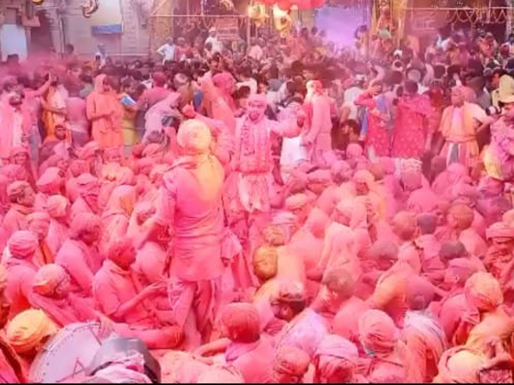 राधा रानी के मंदिर के अंदर नंदगांव के हुरियारे रंग-गुलाल उड़ाते हुए। हुरियारे ढोल की धुनों पर गोपियों को चिढ़ाते हुए।