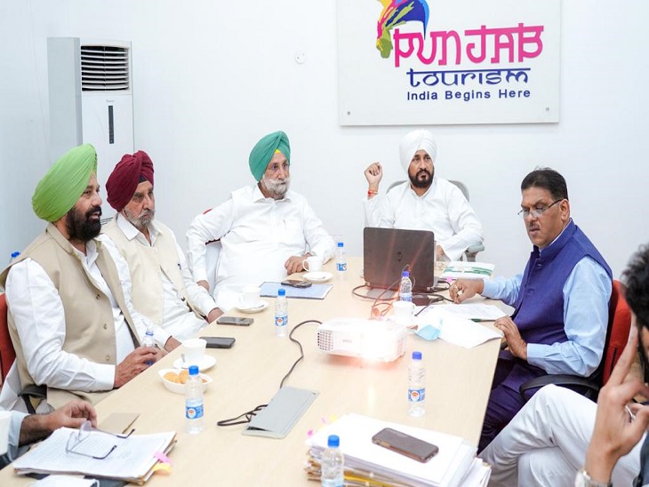 आखिरी कैबिनेट मीटिंग की अध्यक्षता करते चरणजीत चन्नी।