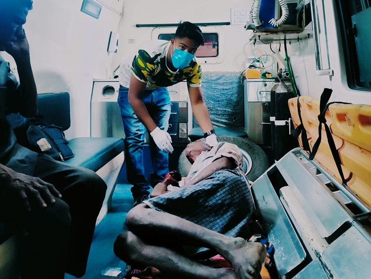 किसान को एंबुलेंस से जिला अस्पताल में भर्ती कराया गया है।