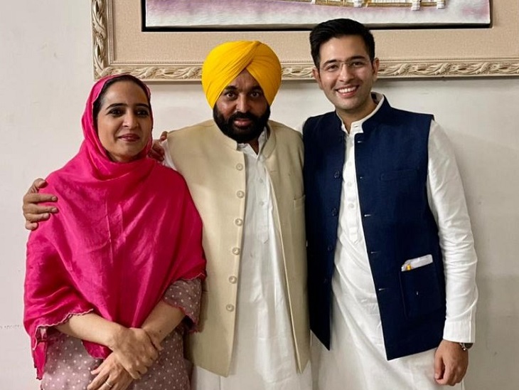 दिल्ली रवाना होने से पहले पंजाब सहप्रभारी राघव चड्ढा के साथ भगवंत मान और उनकी बहन मनप्रीत कौर।