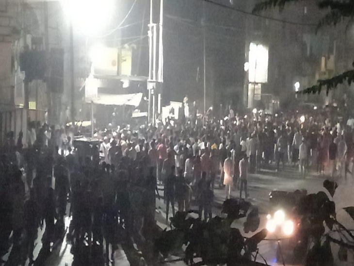 ईवीएम बदलने का आरोप लगाकर 8 मार्च की रात सपाइयों ने सड़क पर घंटों विरोध-प्रदर्शन किया था। - फाइल फोटो