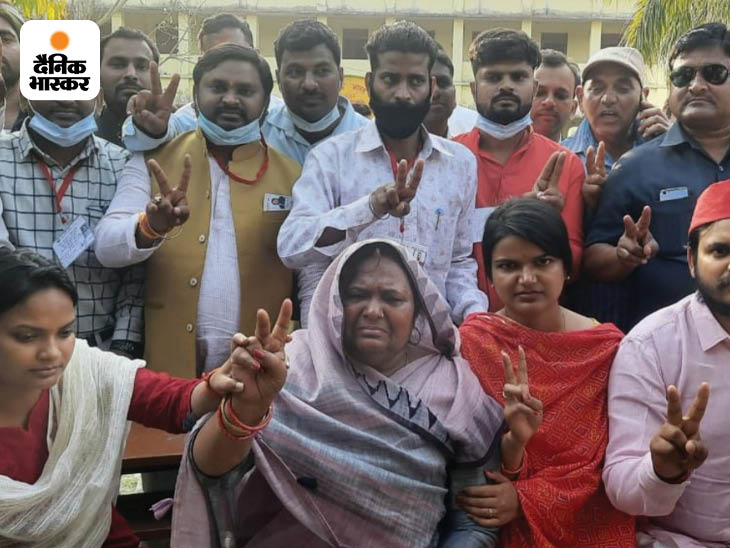 अमेठी से भाजपा के प्रत्याशी संजय सिंह को मात देने वाली महराजी प्रजापति जनसभाओं में अपनी दोनों बेटियों के साथ नजर आती थीं। बोलते-बोलते रो पड़ती थीं और फिर दोनों बेटियां भी रोकर लिपट जाती थीं, जिसके चलते वहां मौजूद लोग भी भावुक हो जाते थे।