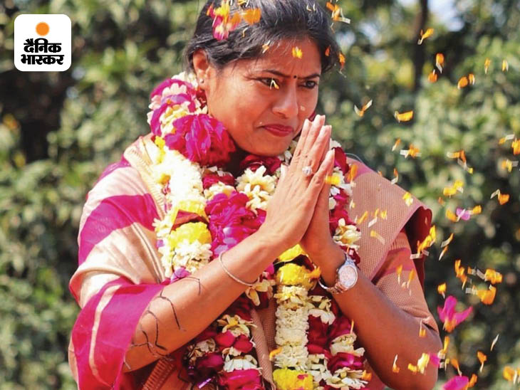 चुनाव जीतने के बाद पल्लवी पटेल। पल्लवी पटेल और अनुप्रिया पटेल के पिता सोनेलाल पटेल ने अपना दल की स्थापना की थी। साल 2009 में सोनेलाल पटेल के निधन के बाद उनकी पत्नी कृष्णा पटेल ने पार्टी की कमान संभाली।