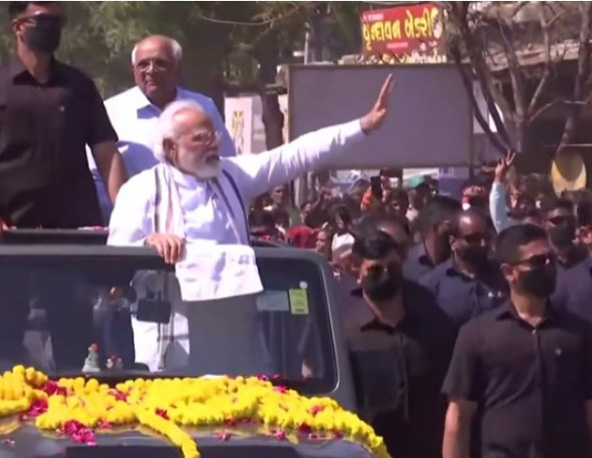 गांधीनगर में चिलोडा से देहगाम तक का करीब 5 किमी लंबा रोड शो किया।