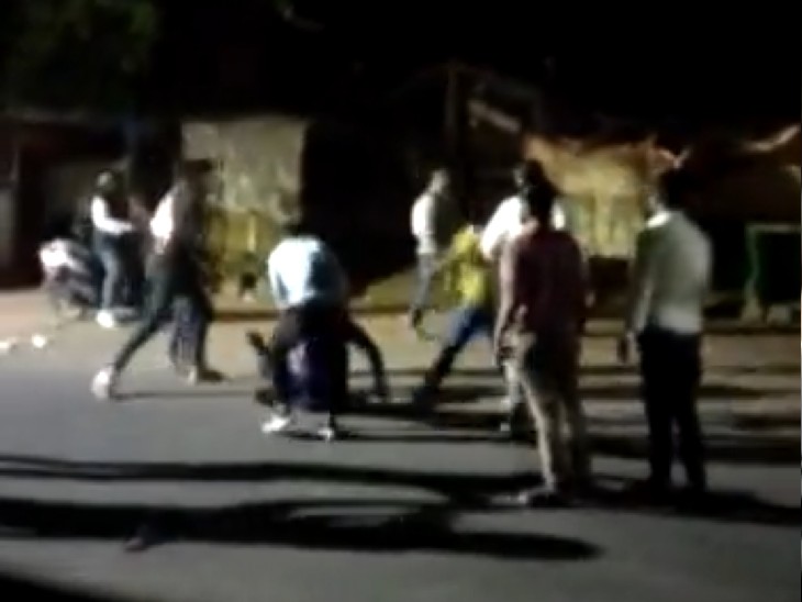 In front of the Nawabganj police station, the domineering youth was beaten up and beaten up.