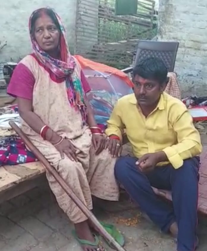 विधायक गणेश चौहान अपनी माता के साथ