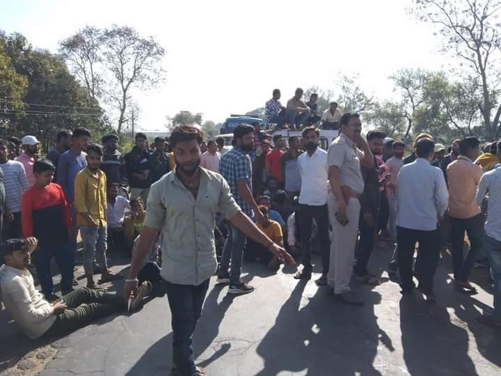 घटना के विरोध में मुस्लिम समाज ने हाईवे पर जाम लगाकर नारेबाजी की।