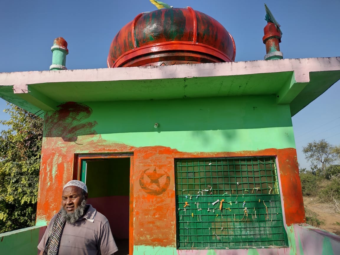 सुबह खादिम जब मजार पहुंचे, तब जानकारी मिली।