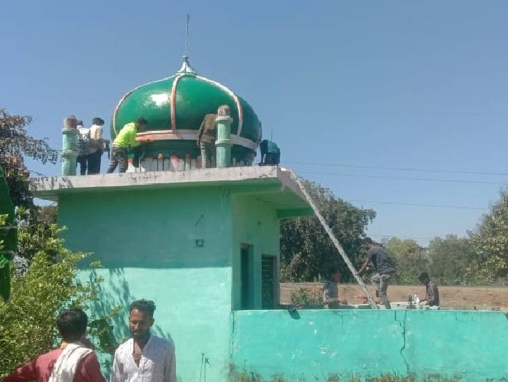दोपहर बाद मजार के गुंबद को वापस हरा रंग का पोत दिया गया।