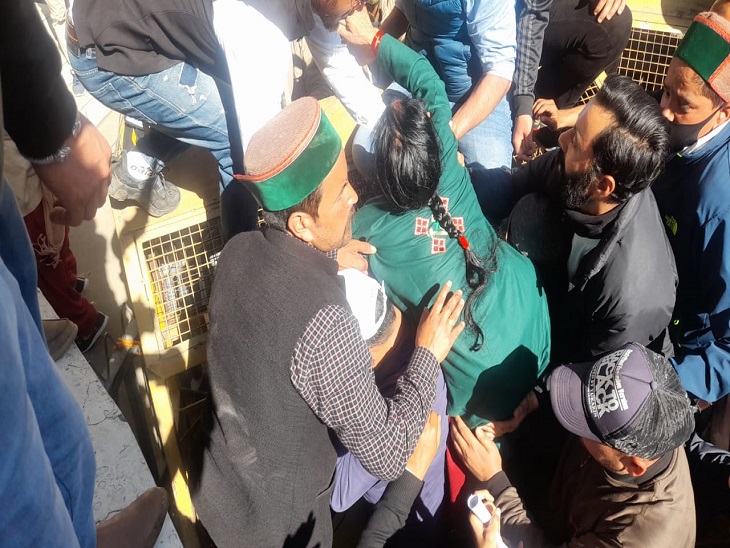 युकां के प्रदर्शन के दौरान इमरजेंसी में महिला को निकालते हुए प्रदर्शनकारी।