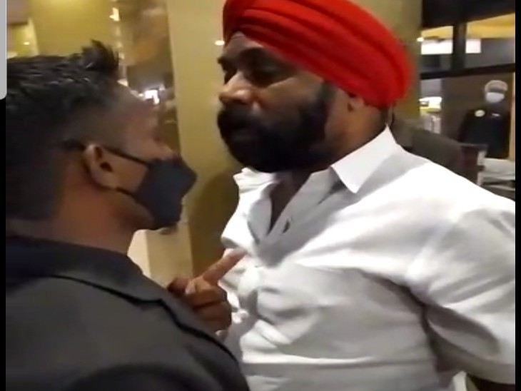 फिल्म देखने गए भाजपा नेताओं और पीवीआर के कर्मचारियों के बीच बहस शुरू हो गई।