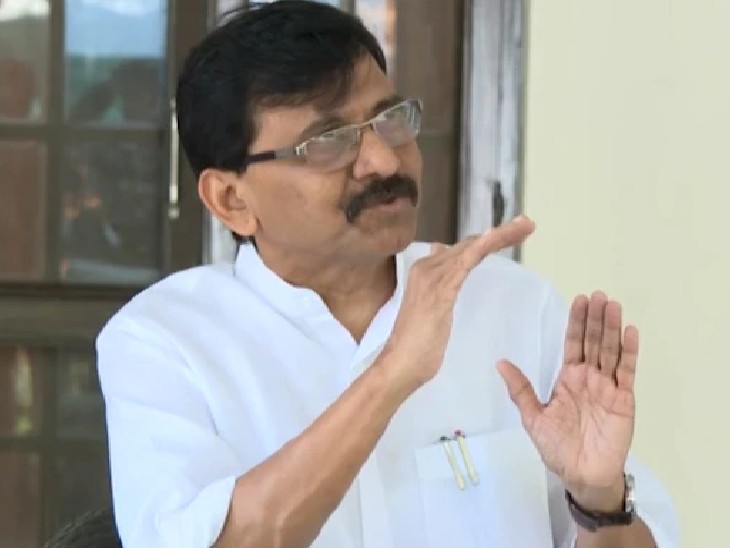 शिवसेना सांसद मुंबई स्थित  अपने घर पर पत्रकारों से बात कर रहे थे। - Dainik Bhaskar