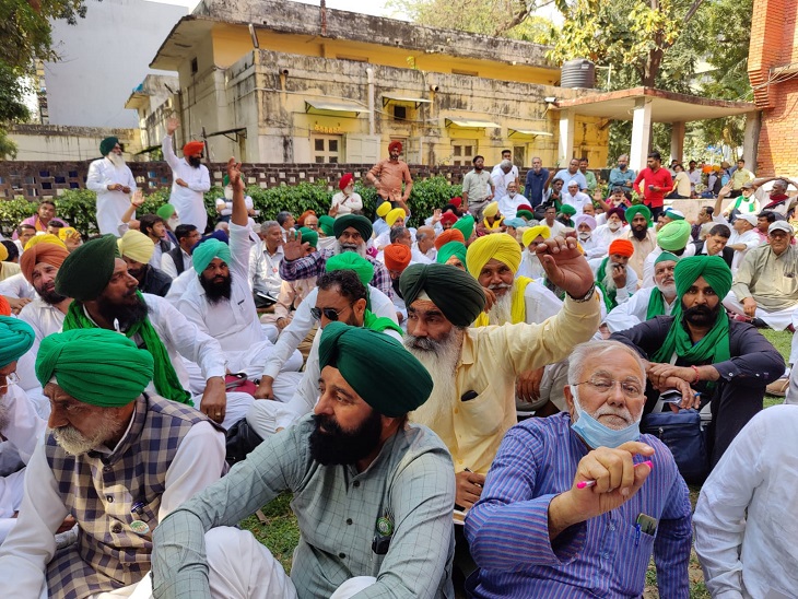 बैठक में मौजूद किसान संगठनों के नेता