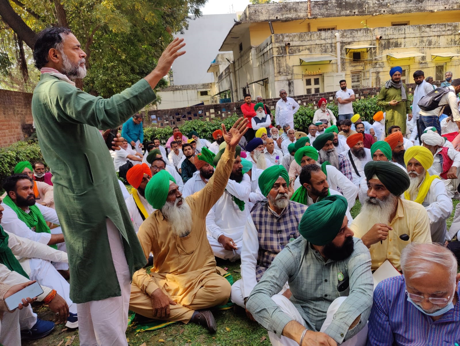 बैठक में मौजूद योगेंद्र यादव व किसान संगठनों के नेता।