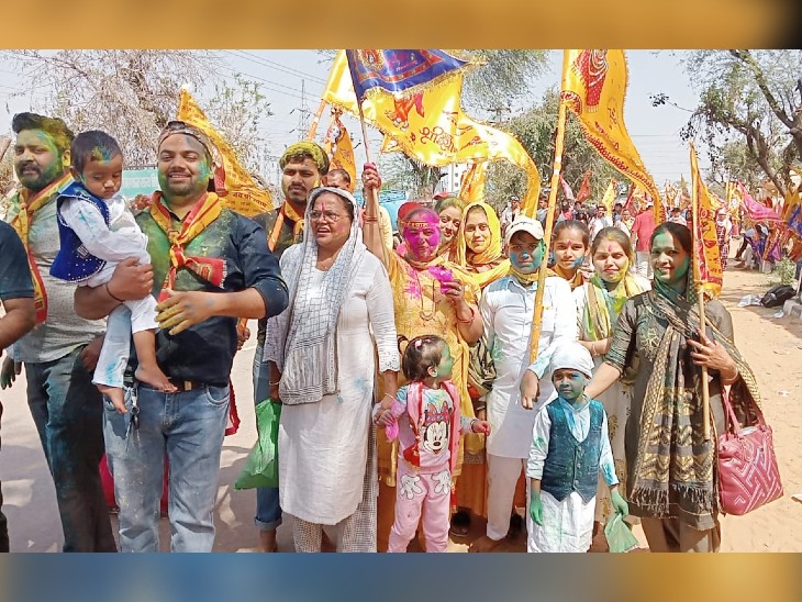 हाथों में निशान, चेहरे पर गुलाल और मुंह पर बाबा का नाम। ऐसा ही नजारा लक्खी मेले में देखने को मिला। कोई पहली बार दर्शन करने तो कोई हर बार की तरह बाबा से मिलने पहुंचा।