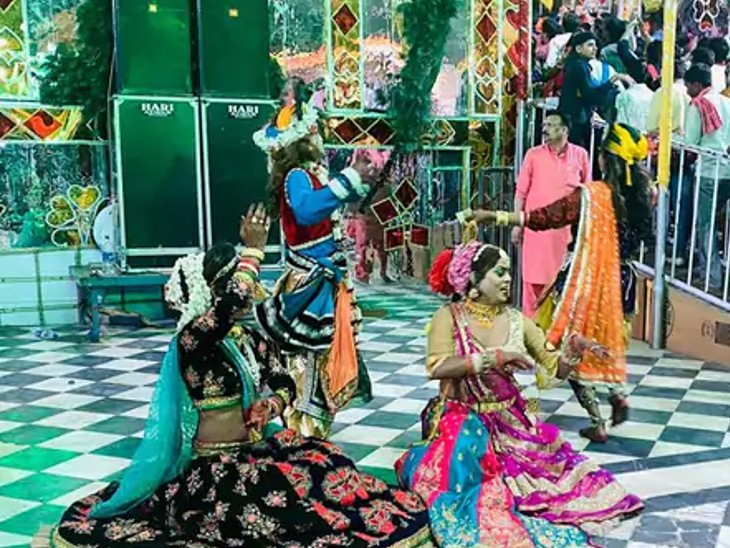 मेले में लोक कलाकार शाम के समय श्याम के भजनों पर नृत्य करते हैं। बाबा की भक्ति का रंग ऐसा चढ़ता की देर रात तक भक्त और कलाकार भजनों पर झूमते।