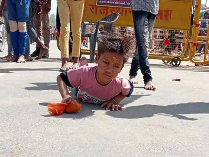 यूपी के अलीगढ़ का रहने वाला पांच साल का अभिमन्यु रींगस से खाटू तक पेट पलायन करके बाबा के दर्शन करने पहुंचा।