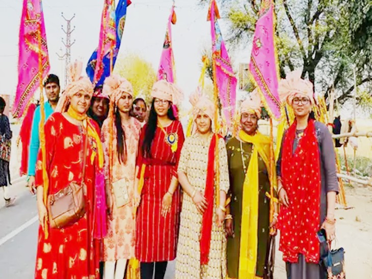 श्याम के दीवानों में केवल भक्ति ही नहीं स्टाइल भी सिर चढ़कर बोल रहा था। महिलाएं भी अपने ग्रुप के साथ सिर पर साफा बांधकर पहुंची।