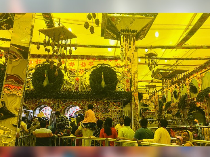 हर साल मंदिर को अलग-अलग थीम पर सजाया जाता है। श्याम बाबा को मोर पंख बहुत पसंद है। इस कारण प्रवेश द्वार को मोर और उसके पंखों से सजाया गया।