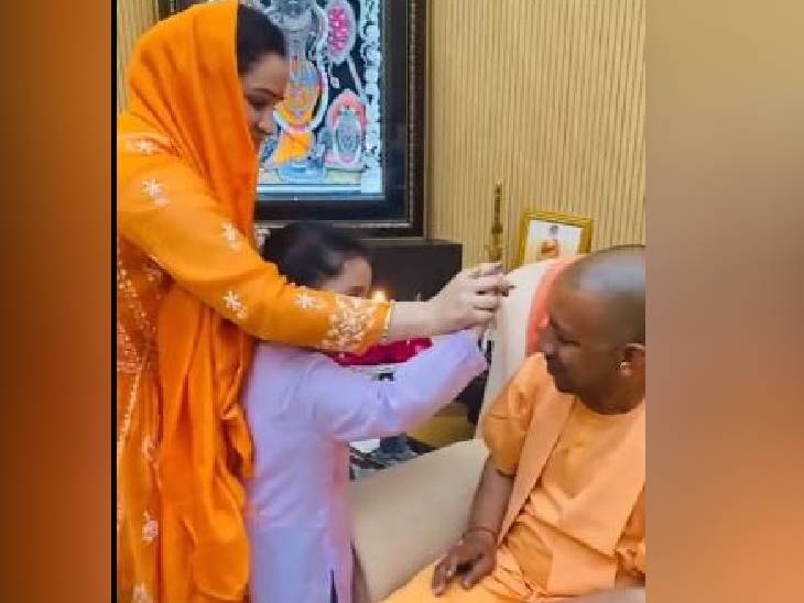 भाजपा की जीत के बाद अपर्णा यादव की बेटी ने योगी का तिलक किया था। (फाइल फोटो)
