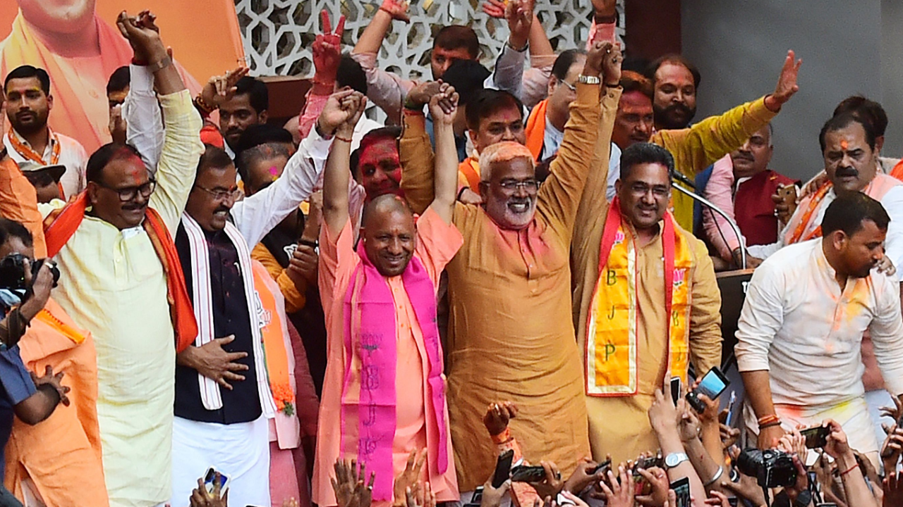 उत्तर प्रदेश चुनाव में जीत के बाद जश्न मनाते हुए योगी आदित्यनाथ और भाजपा नेता।