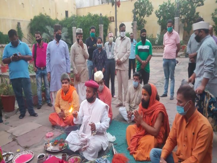 होलिका दहन से पहले पूजन देवी होलिका की पूजा की जाती है।