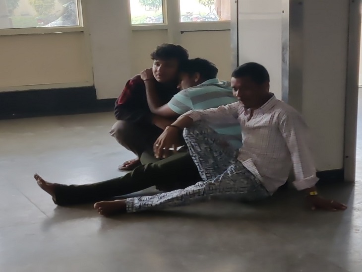 सिविल अस्पताल में बैठे विलाप करते हादसे में बाल-बाल बचे परिजन।