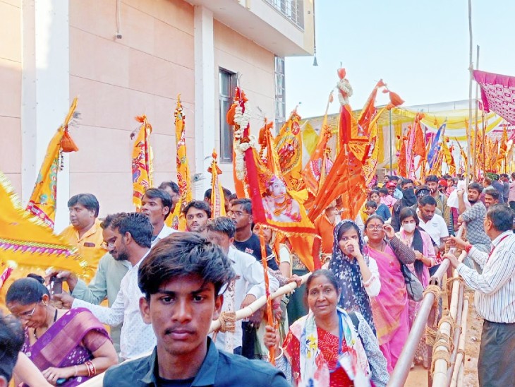 रींगस के खाटू मार्ग तक सड़क भक्तों भरी नजर आयी। हाथों में निशान और भजन गाते भक्त मंदिर पहुंचते। लंबी लाइन में लगकर बाबा के दर्शन किए।
