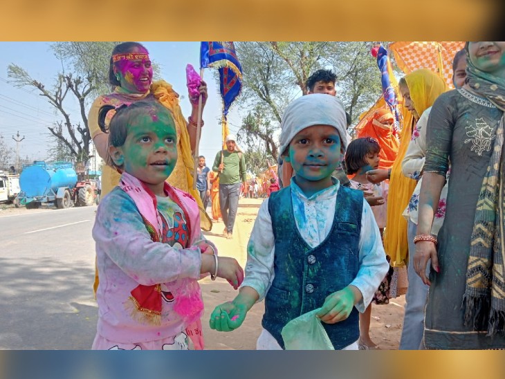 खाटूधाम में बड़ों के साथ बड़ी संख्या में बच्चे भी आए। फाल्गुल मेले का मजा लेते हुए छोटे बच्चे एक-दूसरे को गुलाल लगाकर और मस्ती करते हुए बाबा से मिलने आए।