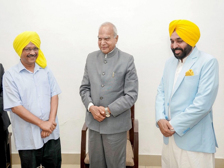 शपथ ग्रहण के बाद गवर्नर बीएल पुरोहित के साथ अरविंद केजरीवाल और CM भगवंत मान