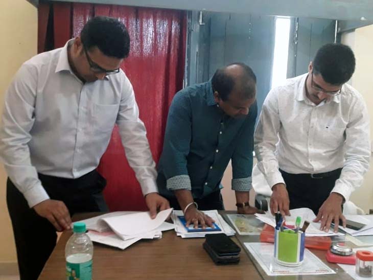 सीवान स्थित कार्यालय में जारी छापेमारी।