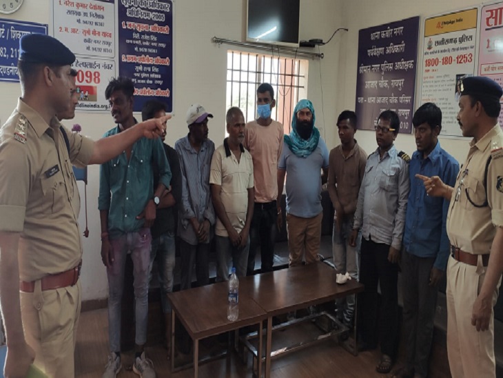 गुंडों के सख्त अंदाज में समझा दिया गया।